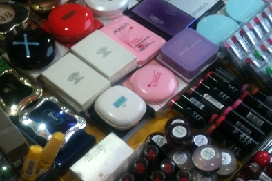 Son, phấn trang điểm chỉ rẻ đẹp là đủ?